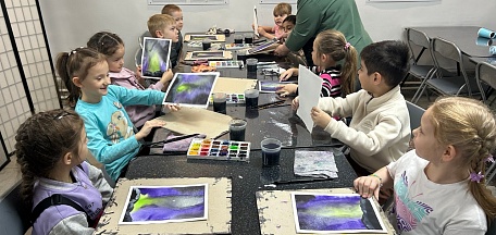 2 ноября в главном здании Мурманского областного художественного музея состоялся мастер-класс «Как приручить акварель. Прием "Мокрым по мокрому" для детей из детского сада №83