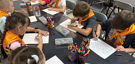 16 августа в главном здании Мурманского областного художественного музея состоялось мероприятие «Жанры живописи" для воспитанников детского оздоровительного лагеря, организованного на базе школы №27