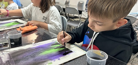 14 августа в главном здании Мурманского областного художественного музея состоялся мастер-класс «Как приручить акварель. Прием "Мокрым по мокрому" для воспитанников летнего лагеря, организованного Центром развития речи «Logolab»