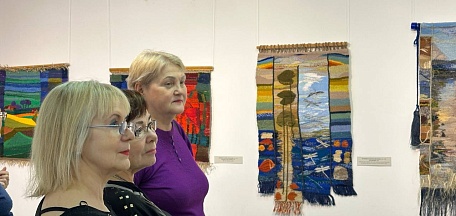 Волшебство гобеленов: незабываемая экскурсия для старшего поколения!