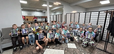 15 августа в главном здании Мурманского областного художественного музея состоялся мастер-класс «Как приручить акварель. Прием "Мокрым по мокрому" для воспитанников детского оздоровительного лагеря, организованного на базе школы №27.