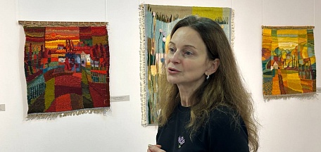 Волшебство гобеленов: незабываемая экскурсия для старшего поколения!