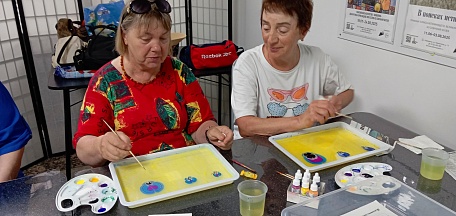 В главном здании состоялся мастер-класс в технике эбру «Анютины глазки»