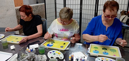 В главном здании состоялся мастер-класс в технике эбру «Анютины глазки»