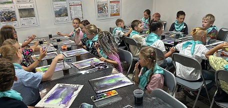 15 августа в главном здании Мурманского областного художественного музея состоялся мастер-класс «Как приручить акварель. Прием "Мокрым по мокрому" для воспитанников детского оздоровительного лагеря, организованного на базе школы №27.