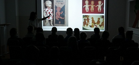 Обучающиеся оздоровительного лагеря СОШ № 13 г. Мурманска узнали историю игрушек в отделе музея «Культурно-выставочный центр Русского музея»