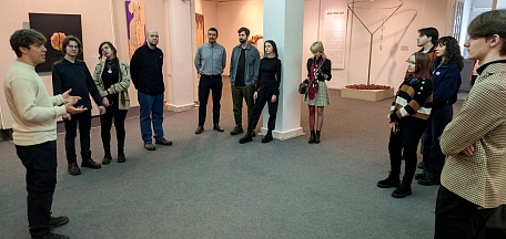 «Сезоны современного искусства» встретились с куратором ЦСИ «Сияние» Сергеем Данилиным на выставке Федора Мухаметшина