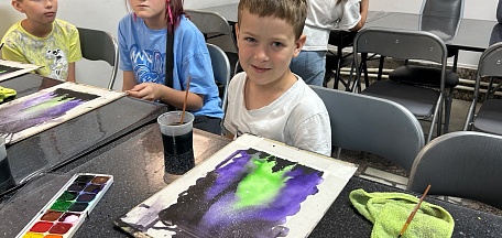 14 августа в главном здании Мурманского областного художественного музея состоялся мастер-класс «Как приручить акварель. Прием "Мокрым по мокрому" для воспитанников летнего лагеря, организованного Центром развития речи «Logolab»