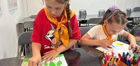 16 августа в главном здании Мурманского областного художественного музея состоялось мероприятие «Жанры живописи" для воспитанников детского оздоровительного лагеря, организованного на базе школы №27