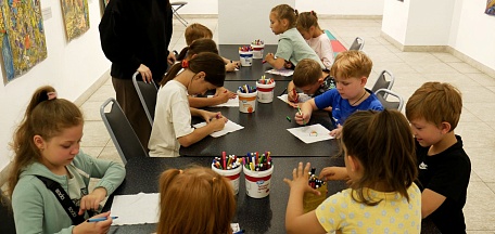 Воспитанники лагеря танцевальной школы «DanceLab» на выставке «Всякое искусство – это отражение жизни» 