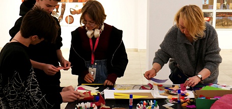 Выставку произведений текстиля и эмали с мастер-классом по созданию абстрактного натюрморта посетили центр выявления и поддержки одарённых детей и молодёжи «Полярная звезда»