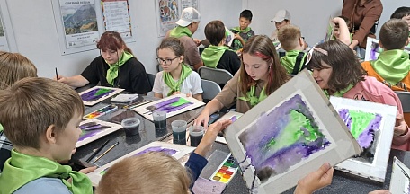 6 августа в главном здании Мурманского областного художественного музея состоялся мастер-класс «Как приручить акварель. Прием "Мокрым по мокрому" для воспитанников детского оздоровительного лагеря, организованного на базе школы №27