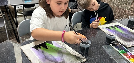 14 августа в главном здании Мурманского областного художественного музея состоялся мастер-класс «Как приручить акварель. Прием "Мокрым по мокрому" для воспитанников летнего лагеря, организованного Центром развития речи «Logolab»