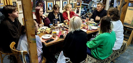 Участники проекта «Сезоны современного искусства в МОХМ» отметили День студента в мастерской Заслуженного художника РФ Анатолия Сергиенко