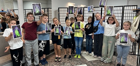 14 августа в главном здании Мурманского областного художественного музея состоялся мастер-класс «Как приручить акварель. Прием "Мокрым по мокрому" для воспитанников летнего лагеря, организованного Центром развития речи «Logolab»