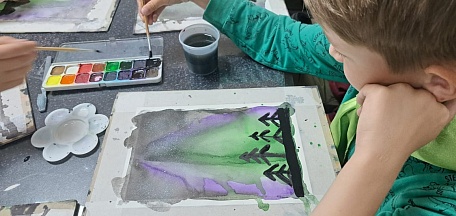 6 августа в главном здании Мурманского областного художественного музея состоялся мастер-класс «Как приручить акварель. Прием "Мокрым по мокрому" для воспитанников детского оздоровительного лагеря, организованного на базе школы №27