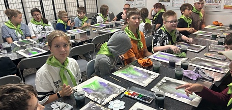 6 августа в главном здании Мурманского областного художественного музея состоялся мастер-класс «Как приручить акварель. Прием "Мокрым по мокрому" для воспитанников детского оздоровительного лагеря, организованного на базе школы №27