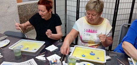 В главном здании состоялся мастер-класс в технике эбру «Анютины глазки»