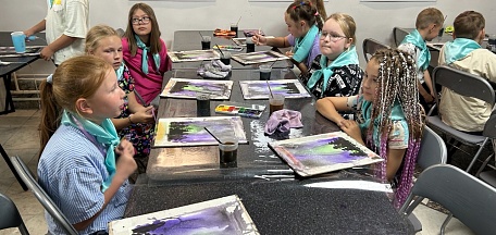 15 августа в главном здании Мурманского областного художественного музея состоялся мастер-класс «Как приручить акварель. Прием "Мокрым по мокрому" для воспитанников детского оздоровительного лагеря, организованного на базе школы №27.