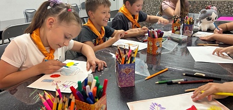 16 августа в главном здании Мурманского областного художественного музея состоялось мероприятие «Жанры живописи" для воспитанников детского оздоровительного лагеря, организованного на базе школы №27