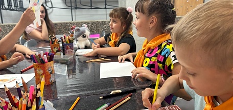 16 августа в главном здании Мурманского областного художественного музея состоялось мероприятие «Жанры живописи" для воспитанников детского оздоровительного лагеря, организованного на базе школы №27