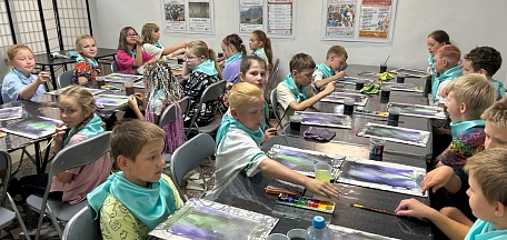 15 августа в главном здании Мурманского областного художественного музея состоялся мастер-класс «Как приручить акварель. Прием "Мокрым по мокрому" для воспитанников детского оздоровительного лагеря, организованного на базе школы №27.