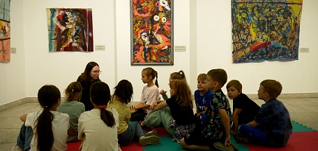 Воспитанники лагеря танцевальной школы «DanceLab» на выставке «Всякое искусство – это отражение жизни» 