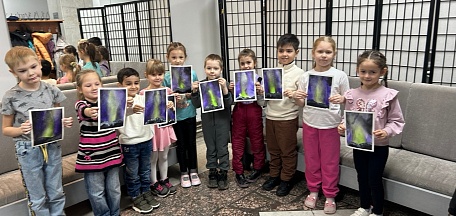 2 ноября в главном здании Мурманского областного художественного музея состоялся мастер-класс «Как приручить акварель. Прием "Мокрым по мокрому" для детей из детского сада №83