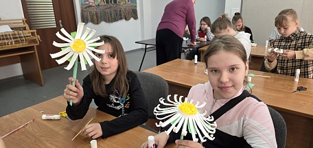 Школьники создали ромашки в честь Дня Петра и Февронии