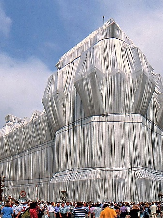 «Христо, Жанна-Клод и Дэмиен Хёрст: ткань эфемерного и "memento mori"»