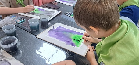 6 августа в главном здании Мурманского областного художественного музея состоялся мастер-класс «Как приручить акварель. Прием "Мокрым по мокрому" для воспитанников детского оздоровительного лагеря, организованного на базе школы №27