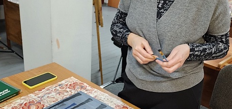 «Серый денёк» заиграл золотыми красками: мастер-класс по работе с акрилом и поталью