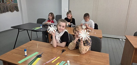 Школьники создали ромашки в честь Дня Петра и Февронии