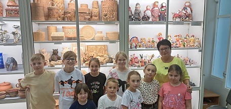 14 августа в главном здании Мурманского областного художественного музея состоялось тематическое мероприятие «Сокровища музея. Красавица матрешка»