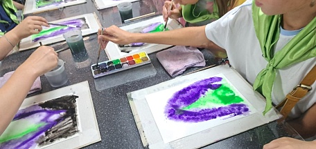 6 августа в главном здании Мурманского областного художественного музея состоялся мастер-класс «Как приручить акварель. Прием "Мокрым по мокрому" для воспитанников детского оздоровительного лагеря, организованного на базе школы №27