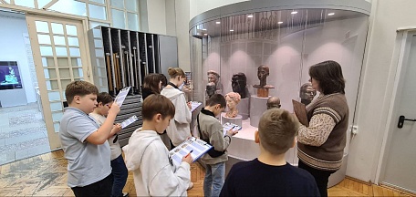 В главном здании состоялся музейный урок «Форма человека, суть дела»