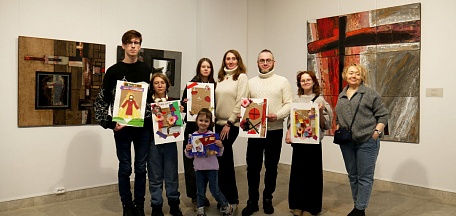 Выставку произведений текстиля и эмали с мастер-классом по созданию абстрактного натюрморта посетили центр выявления и поддержки одарённых детей и молодёжи «Полярная звезда»