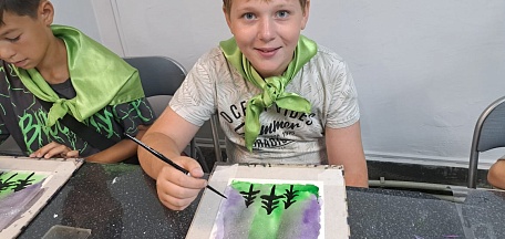 6 августа в главном здании Мурманского областного художественного музея состоялся мастер-класс «Как приручить акварель. Прием "Мокрым по мокрому" для воспитанников детского оздоровительного лагеря, организованного на базе школы №27